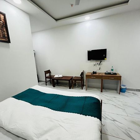 Townhouse Happy Habitat Guest House Грейтър Нойда Екстериор снимка