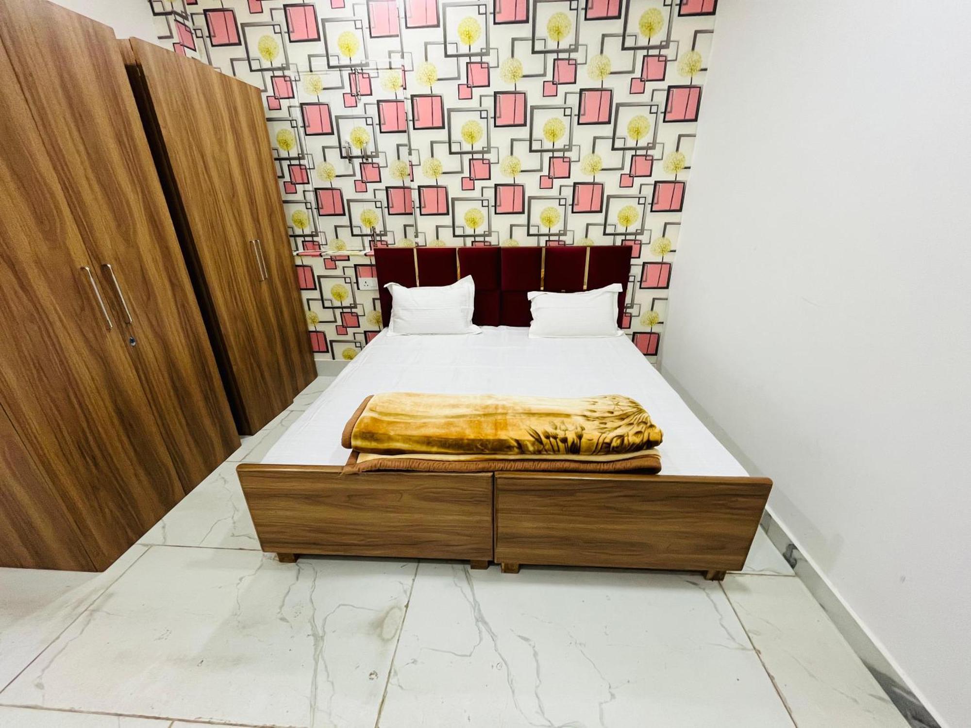 Townhouse Happy Habitat Guest House Грейтър Нойда Екстериор снимка