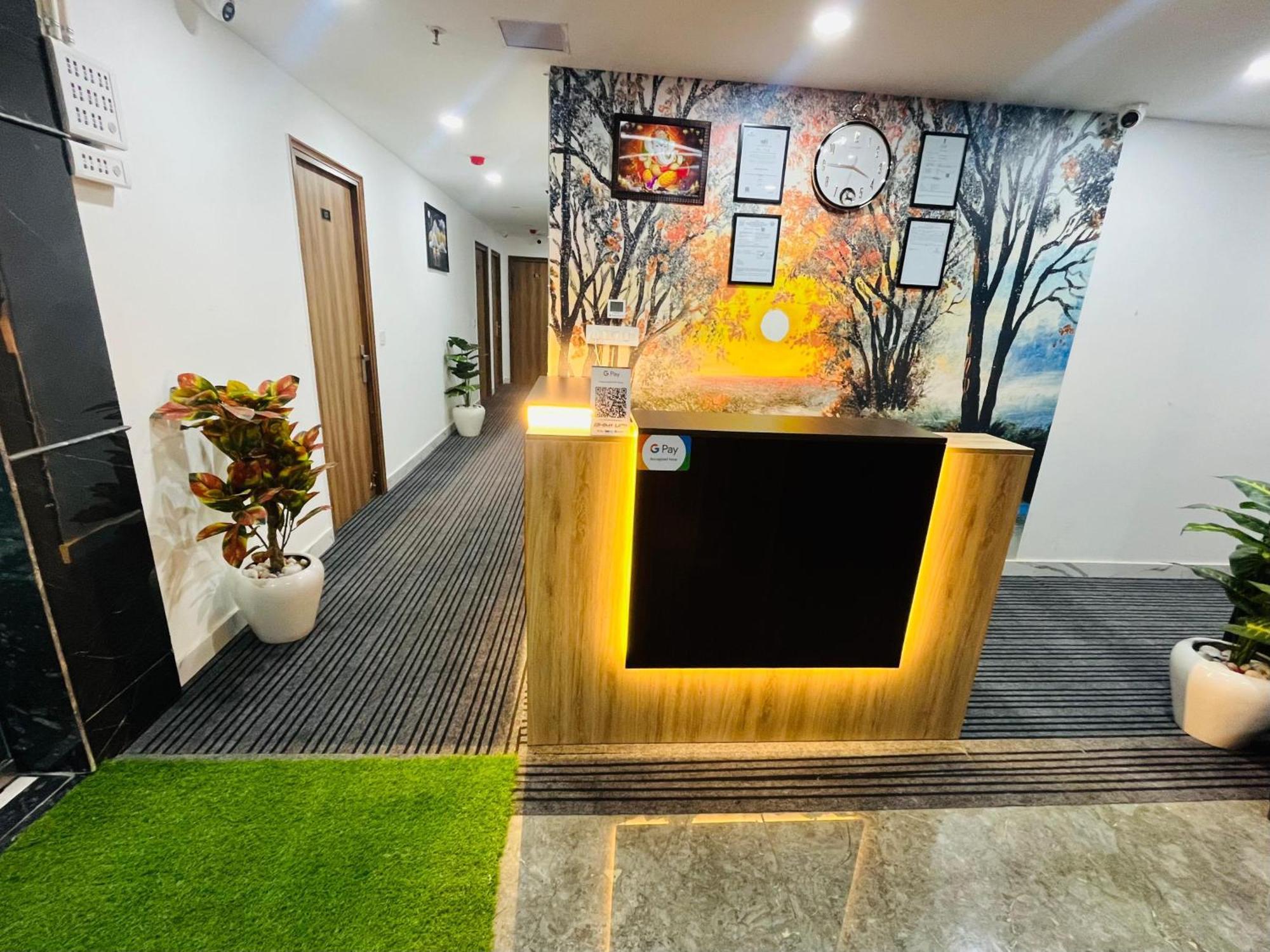 Townhouse Happy Habitat Guest House Грейтър Нойда Екстериор снимка