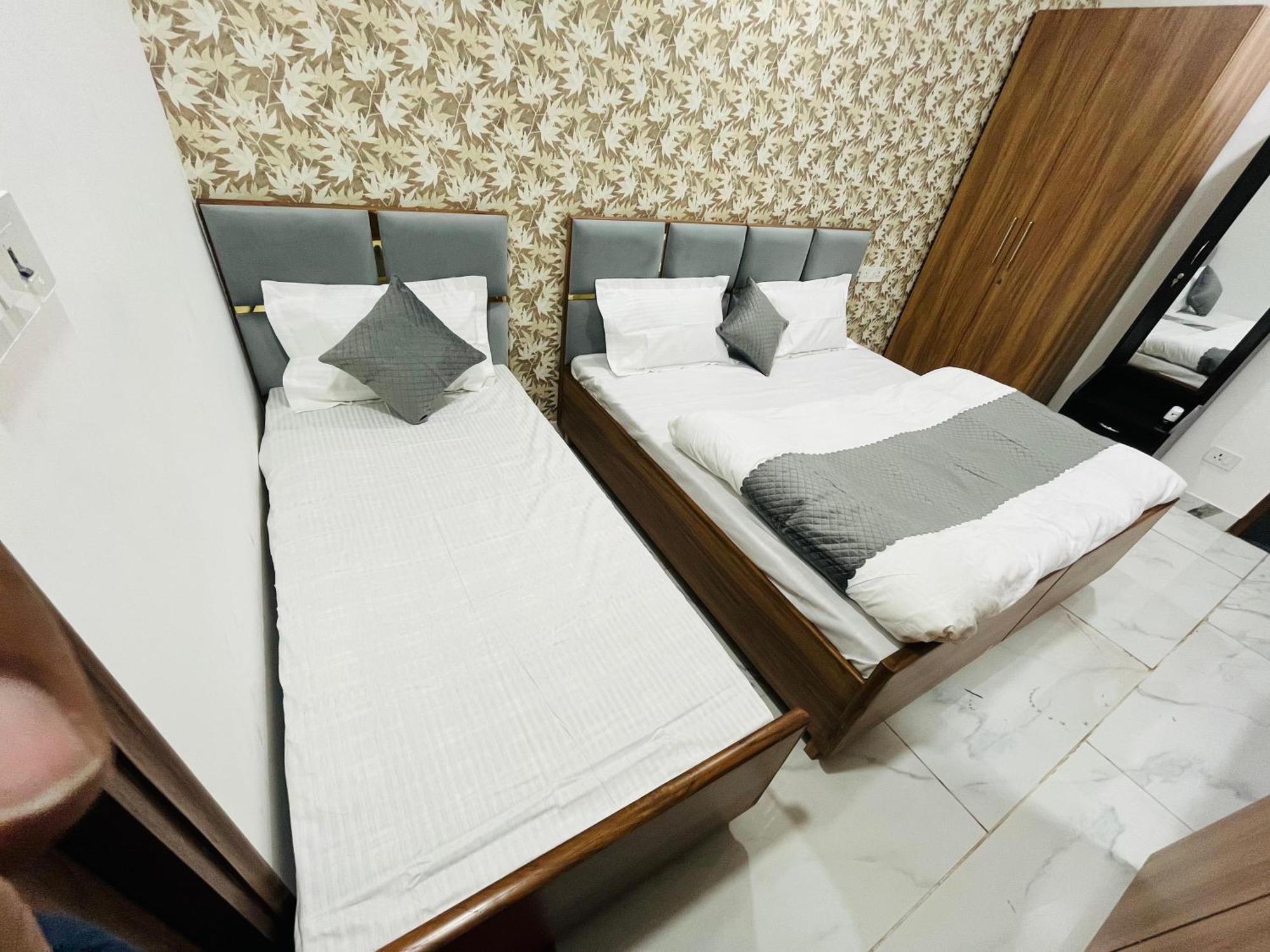 Townhouse Happy Habitat Guest House Грейтър Нойда Екстериор снимка