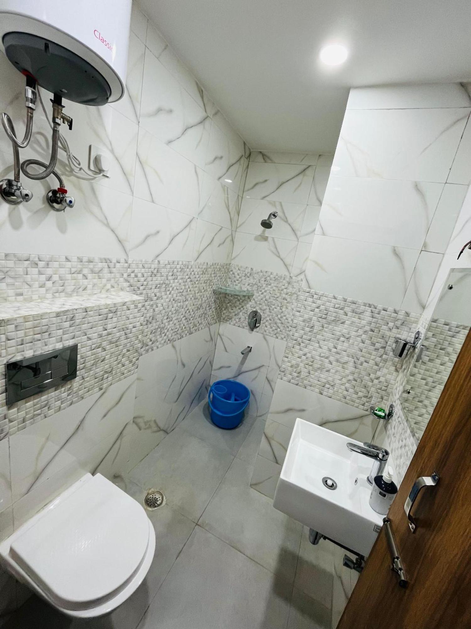 Townhouse Happy Habitat Guest House Грейтър Нойда Екстериор снимка