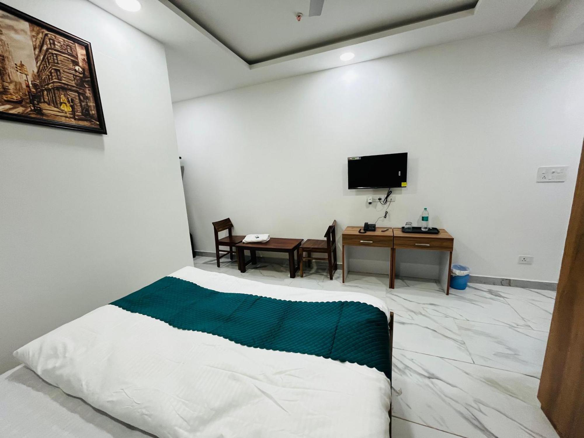 Townhouse Happy Habitat Guest House Грейтър Нойда Екстериор снимка