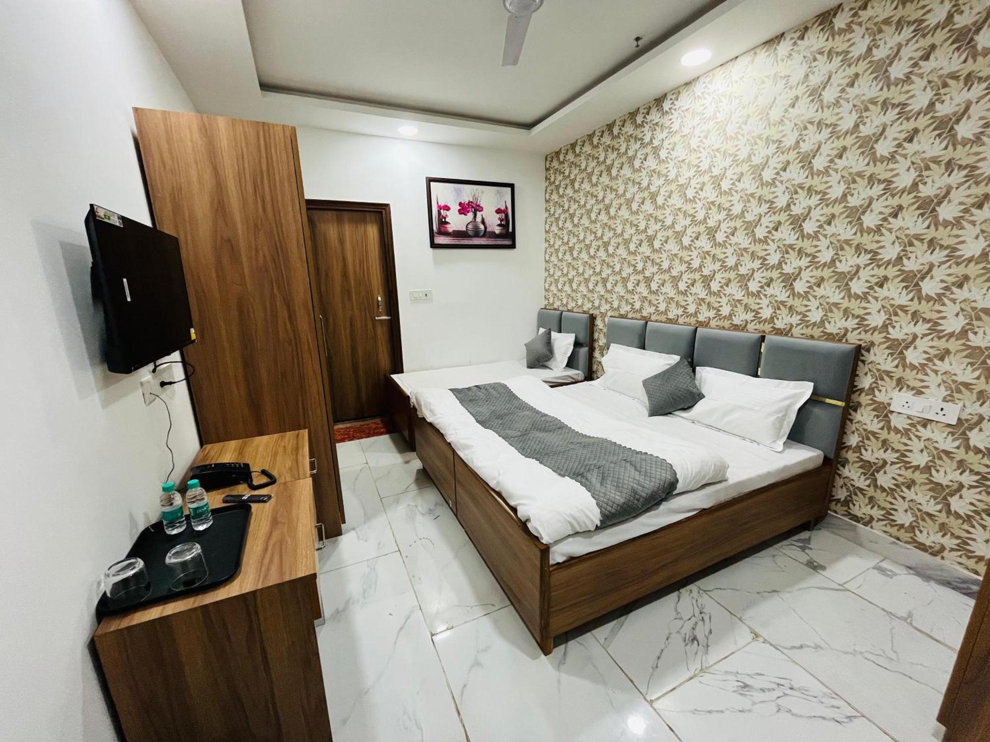 Townhouse Happy Habitat Guest House Грейтър Нойда Екстериор снимка