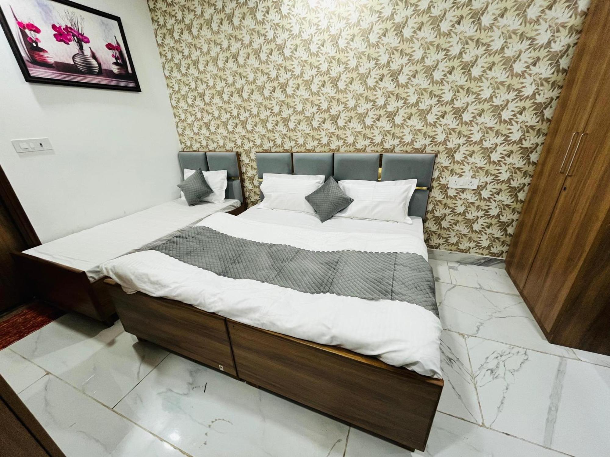 Townhouse Happy Habitat Guest House Грейтър Нойда Екстериор снимка