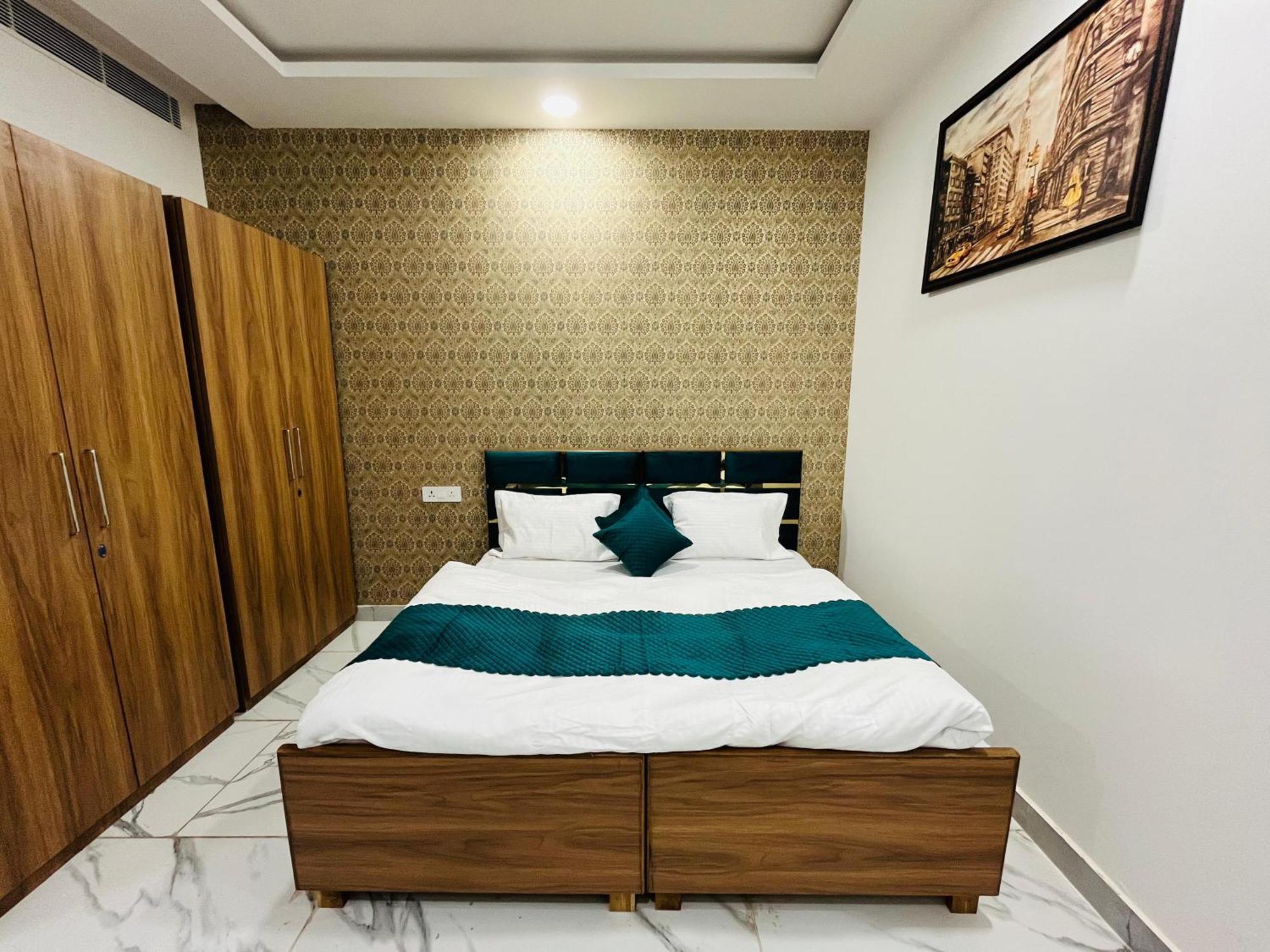 Townhouse Happy Habitat Guest House Грейтър Нойда Екстериор снимка