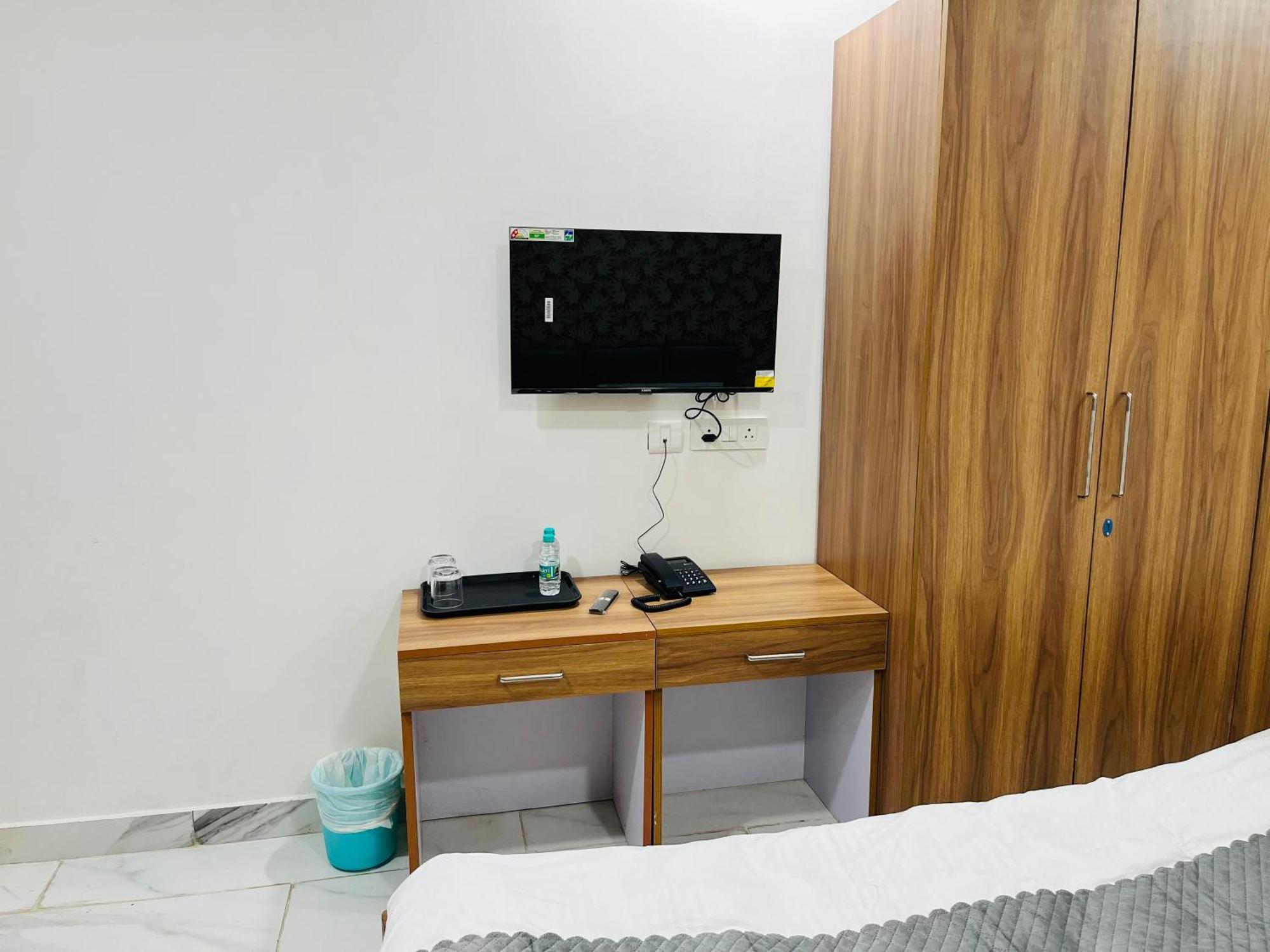 Townhouse Happy Habitat Guest House Грейтър Нойда Екстериор снимка