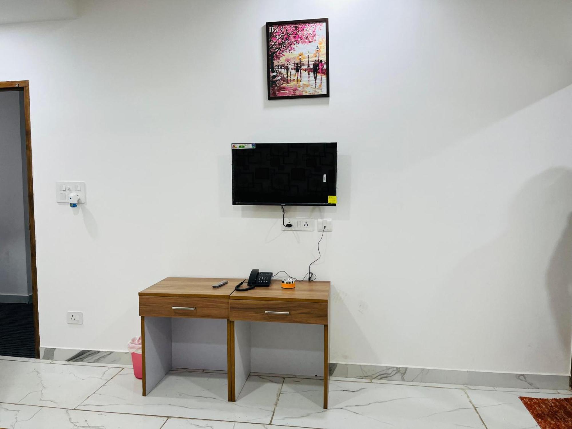 Townhouse Happy Habitat Guest House Грейтър Нойда Екстериор снимка