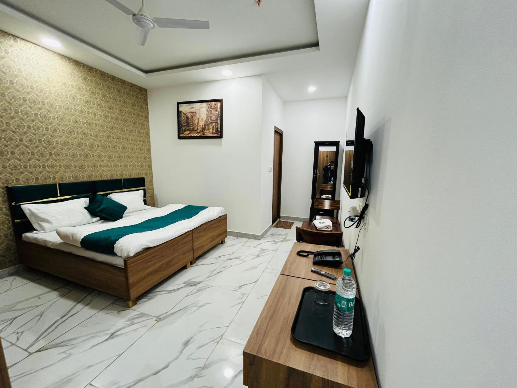 Townhouse Happy Habitat Guest House Грейтър Нойда Екстериор снимка