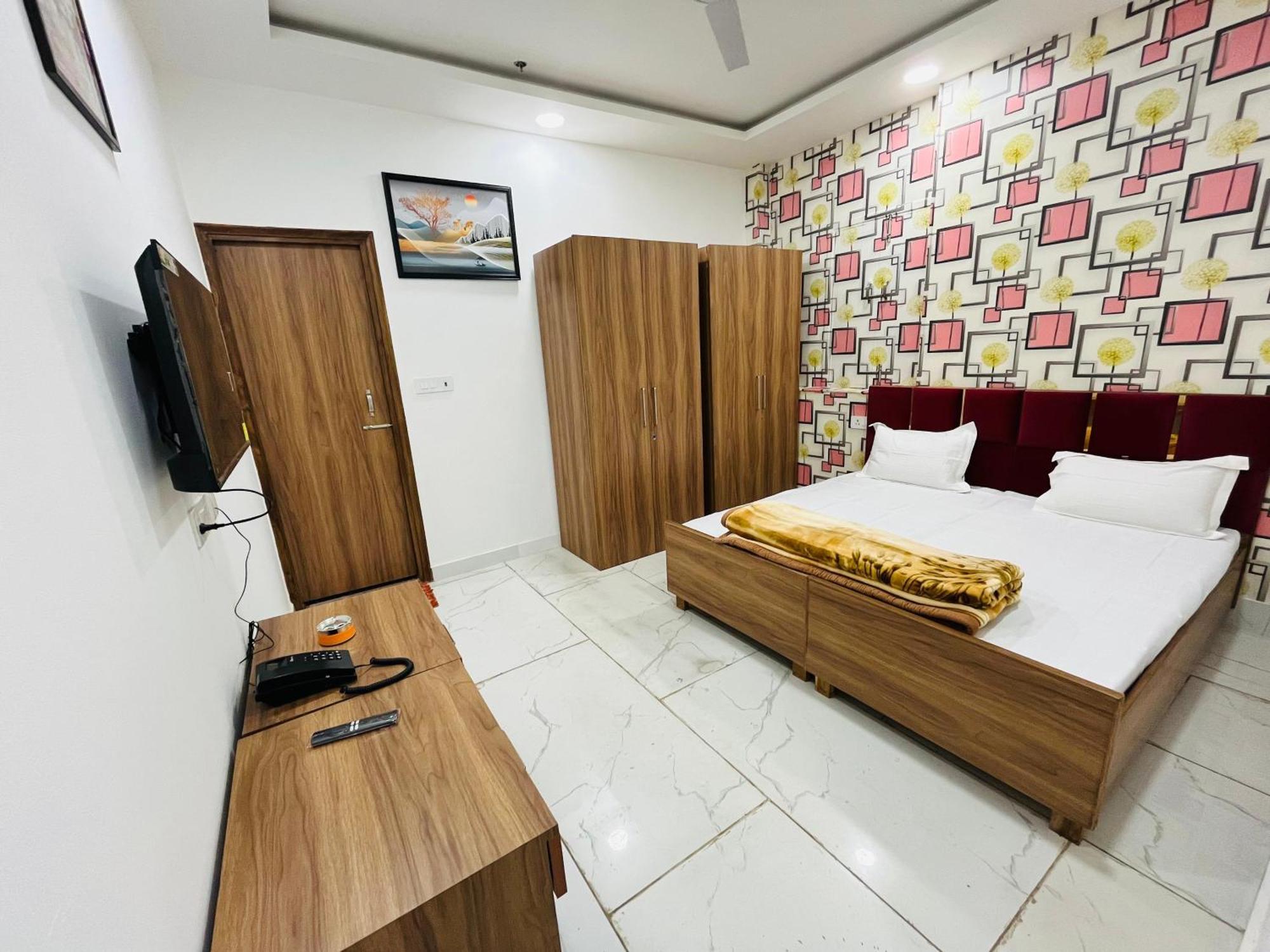 Townhouse Happy Habitat Guest House Грейтър Нойда Екстериор снимка