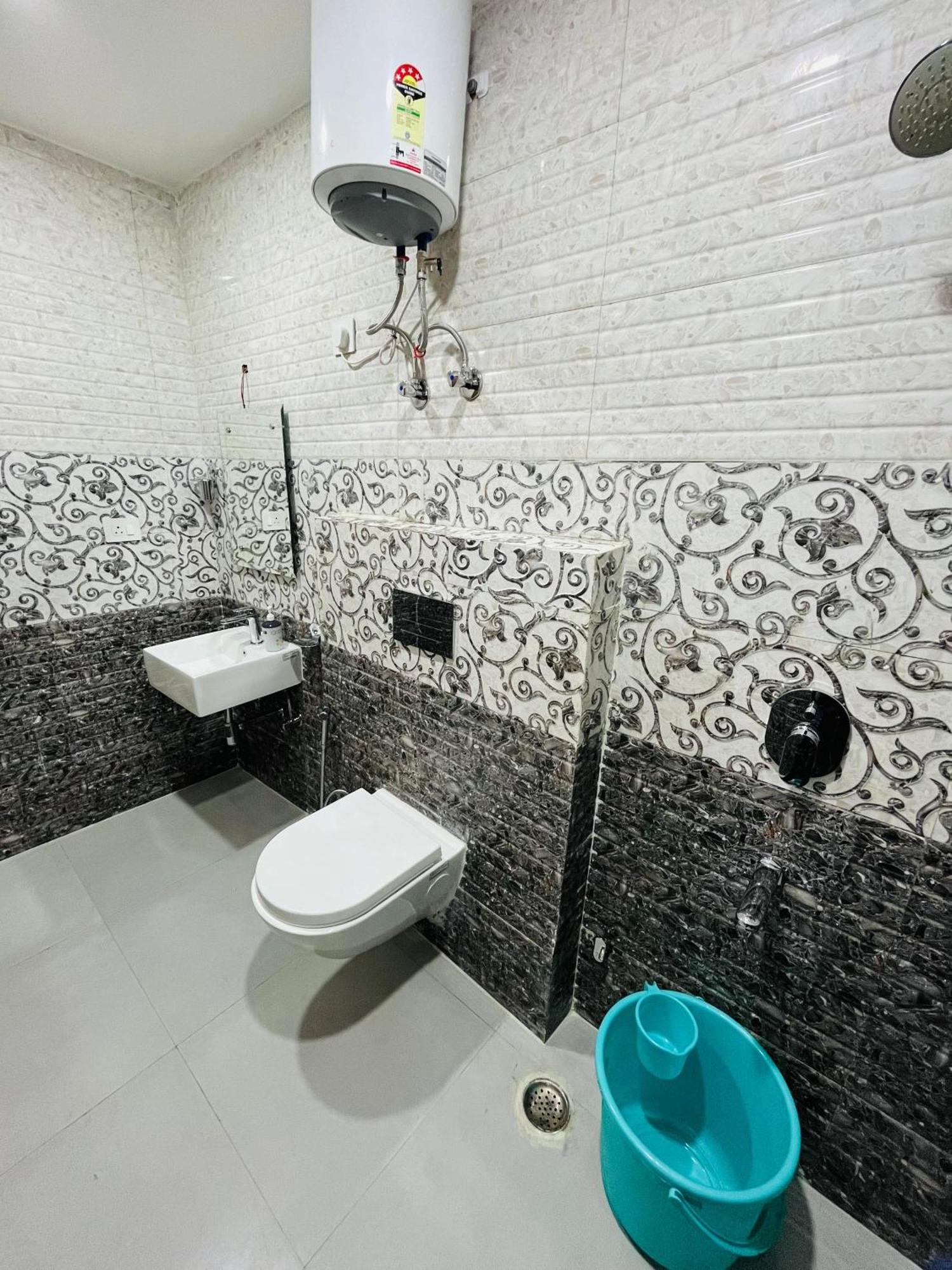 Townhouse Happy Habitat Guest House Грейтър Нойда Екстериор снимка