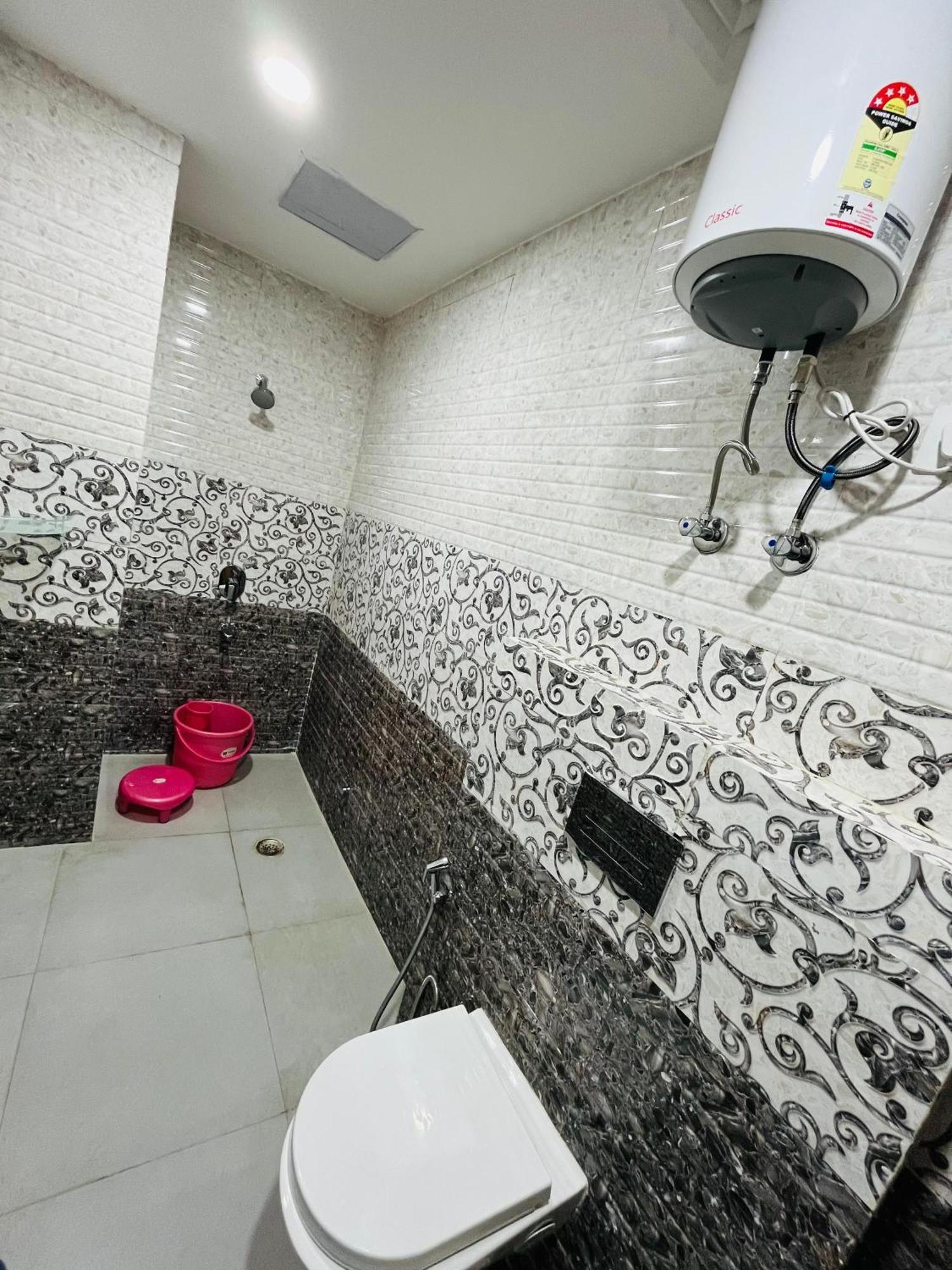 Townhouse Happy Habitat Guest House Грейтър Нойда Екстериор снимка